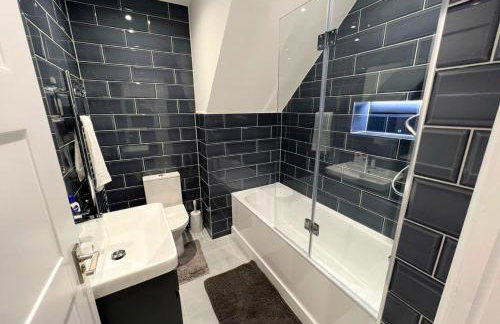 Aisiki Stays Apartments at Enfield, Airconditioned & Pet Friendly, Ground Floor, 3-Bedroom & 2-Bathroom Flat, King or Twin Beds with Garden, Free Wi-Fi and Parking Space - Foto 8