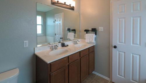 Spacious home with WiFi/AC - Photo 2