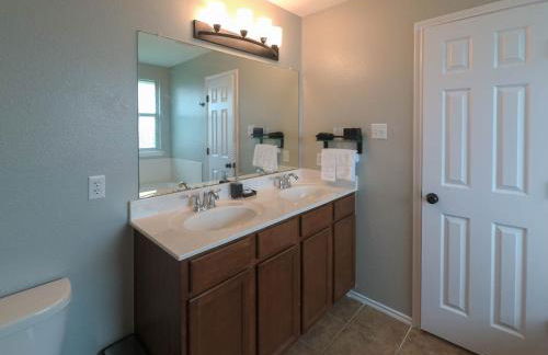 Spacious home with WiFi/AC - Photo 2