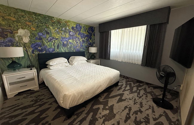 Lighthouse Inn & Suites - Photo 31