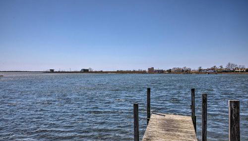 Waterfront Home with Large Deck and Dock on Narrow Bay - Foto 3