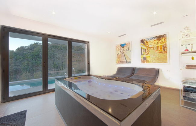 Villa in Marbella With Private Heated Pool - Photo 10