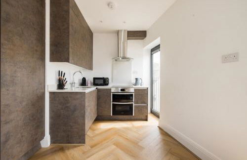 Staines Riverside by Charles Hope - Foto 76