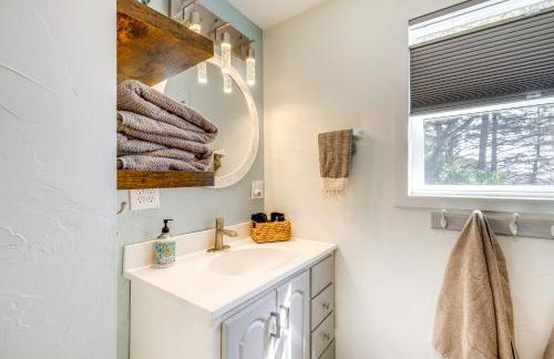 Walk to Winema Road Beach Home with Hot Tub! - Foto 14