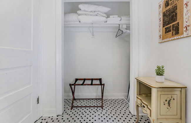 Uptown Spacious 4BD w Historic Charm - Foto 31