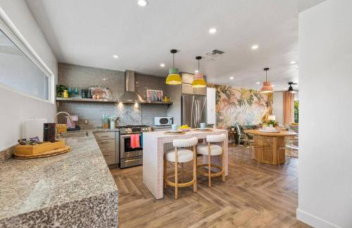 Whimsical Oasis Retreat by Rather Be Properties - Foto 35