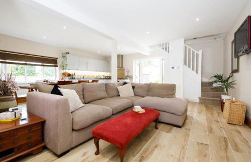 " Orchard Croft Lodge ", New Property, DOG FRIENDLY, Ideal for all Goodwood Events, 5 Minutes from Southend Barns, 9 Minutes From Sandy West Wittering Beach, 2 Bathrooms, Can Sleep 8 On Request, ' Starlink ' Wi-Fi & Sky Sports, Zip & Link Super-King beds - Foto 14