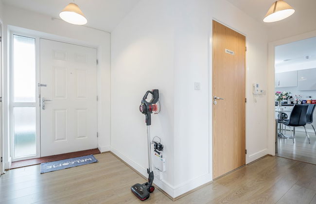 Impeccable 2-bed Apartment in Romford - Photo 3