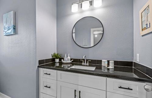 Relax And Sea NEW Luxury Canal-View Escape Gated Community Firepit and Decks - Foto 26