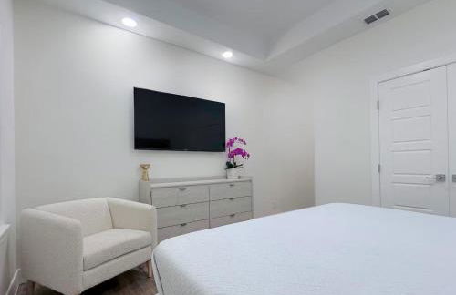 Luxurious Condo with Pool & Garage Close to Shopping - Foto 21