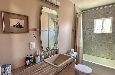 1 bed with washer dryer in unit, soaker tub near Field of Dreams - Foto 7