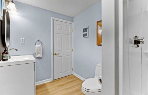 Walk to the Beach - Modern Home with FirePit and Bikes - Foto 57