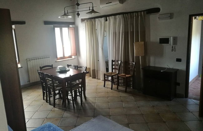 Portion of a Farmhouse With 30 Beds - 4 Apartments and 2 Rooms - Foto 35