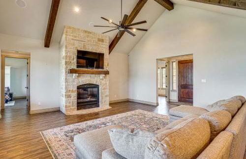 Elegant Sunset Meadow Ranch in Texas with Hot Tub - Photo 4