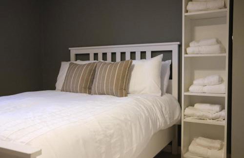 Luxury 6-Bedroom House 5 minutes from Bicester Village Shopping Outlet - Perfect for Business and Family Stays! Private Parking for 4 Cars! - Photo 32