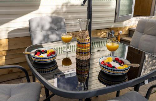 1 Bed Caravan Sleeps 2 -Dog Welcome -Free Parking - Photo 8