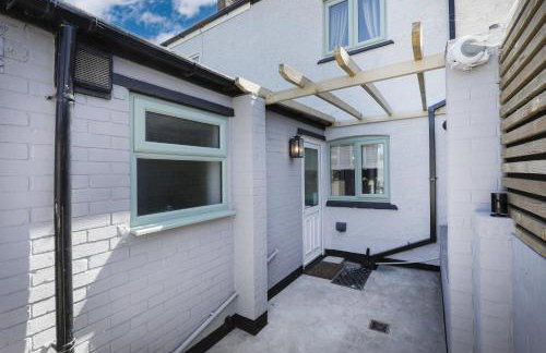 Cosy 2-Bed Home by Pink Flamingo Holdings, Perfect for Business & Groups - Photo 22