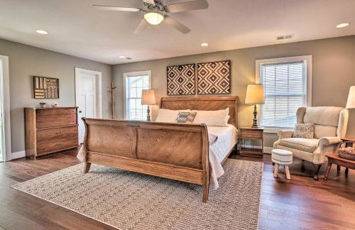 Morrisonville Manor with Fire Pit and Hot Tub! - Foto 16