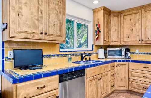 Great Group Retreat! Hacienda Decor, Spacious Floor Plan, Private Backyard - Foto 36