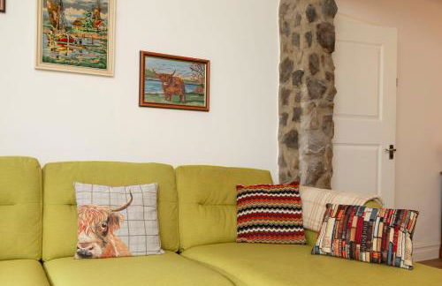 Sleeps 6. Free Wifi. Free Parking central location. - Photo 5