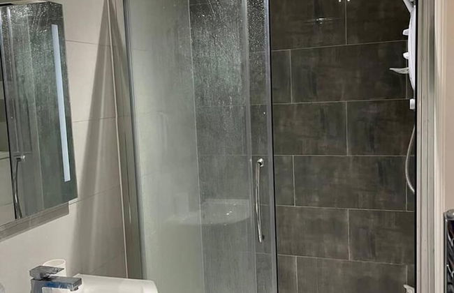 Remarkable 1-bed Studio in Staines - Surrey - Photo 3