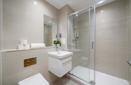 Skyvillion - London River Thames Top Floor Apartments by Woolwich Ferry, Mins to London ExCel, O2 Arena , London City Airport with Parking - Foto 12