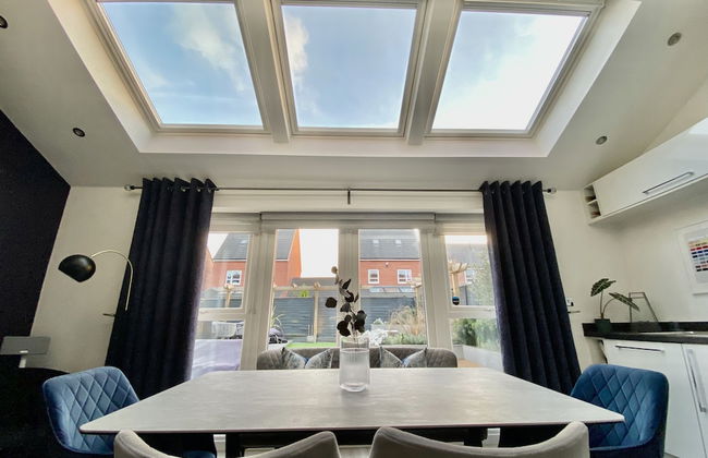 Stunning 4 Bed House With Cinema Room & Parking - Foto 12