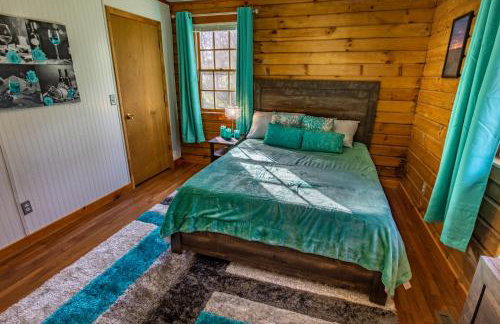 Ascension Cabin - hot tub, fire pit, babbling brook - Foto 27