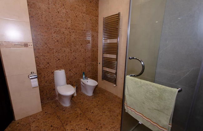 4 Bed Villa Estate Sleeps 7 - Pool, Garden, Sauna - Photo 13