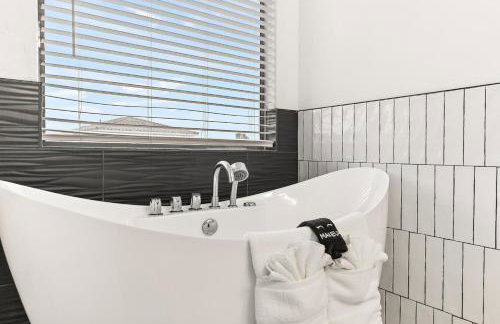 Chill and Relax Luxury Retreat with Pool Spa Game Room and Steam Room - Foto 8