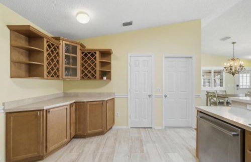 Cozy 2BR Mins to Lake Sumter Landing and Brownwood Paddock Square with BBQ, Workspace, Murphy Bed - Foto 16