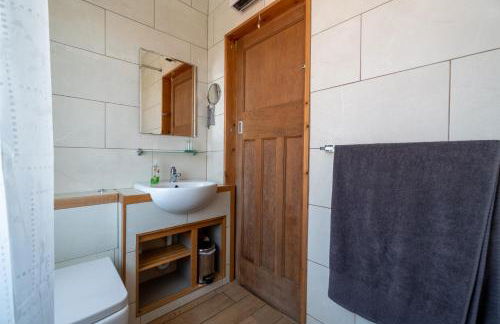 Luxury 1st floor modern flat, close to city with free parking - Photo 4