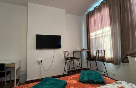 LARGE SELF CATERING HOUSE WITH WiFi CLOSE TO TRANSPORTS - Photo 33