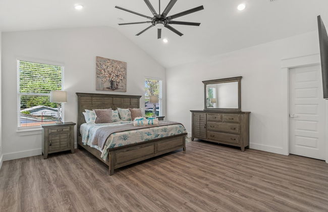 Brand NEW Expansive Coastal Home w/ Custom Furnishings Sleeps 15 - Foto 2