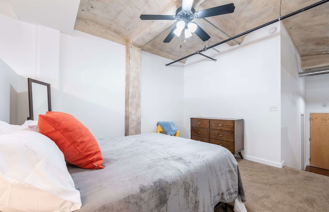 Luxury Historic Loft with Gym - Photo 32