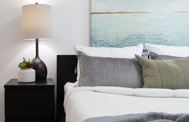 Modern Condo in Financial District - Photo 6