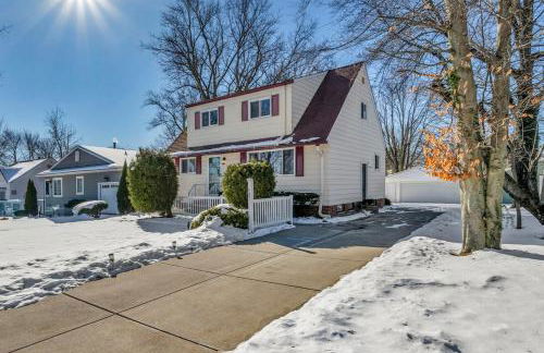 NEW! Modern Retreat Near CLE-Game Room-Renovated - Foto 6