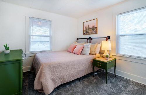 King Bed, Stocked Kitchen, Easy Driveway Parking, 2mi to Downtown & Coliseum - Foto 40