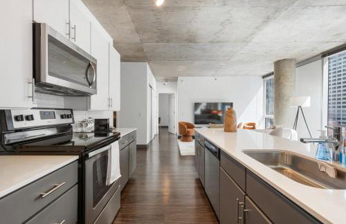 Linea Luxury Living with Indoor Pool and Rooftop Views in The Loop - Photo 69