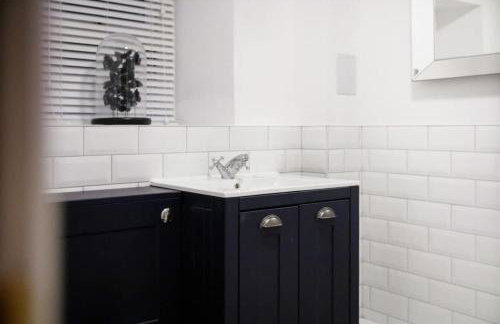 NEW! Luxurious Cottage in Durham by Stay With Us, Ideal for Large Groups & Families, Hot Tub, Sleeps 10! - Foto 35