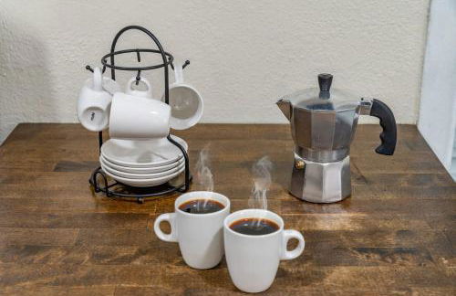 Cozy 1BR • Courtyard + Shared Deck - Foto 16