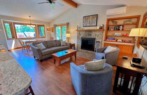 FC44 Renovated 3bed 3bath Forest Cottage AC views yard fast wifi Walk to skiing - Foto 6