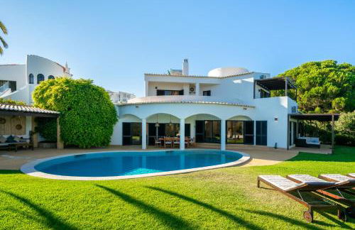 Luxury Private Family Villa with Pool AC & Parking - Foto 1