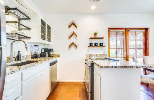 2BR Hideaway with Patio Springtime in Downtown - Foto 8