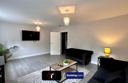 Spacious 4 Bedroom By Tara Stays Short Lets & Serviced Accommodation Aldershot With Free WiFi & Garden - Foto 7