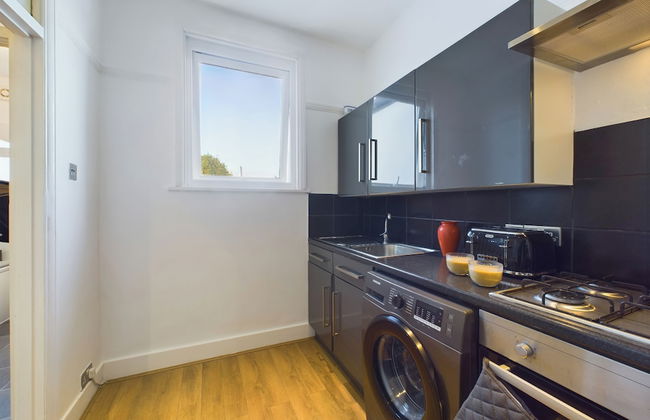 Seaside Haven Retreat in Southend - Photo 10