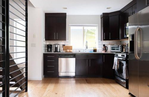 Stylish Urban Loft wFloating Stairs&Fireplace - Foto 15