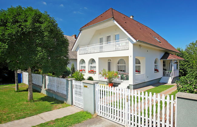 7 bedroom House in Balatonszárszó with garden and terrace - Photo 1