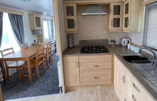 Meadow View 3-bed Caravan - Sleeps 8 - Petfriendly - Foto 8