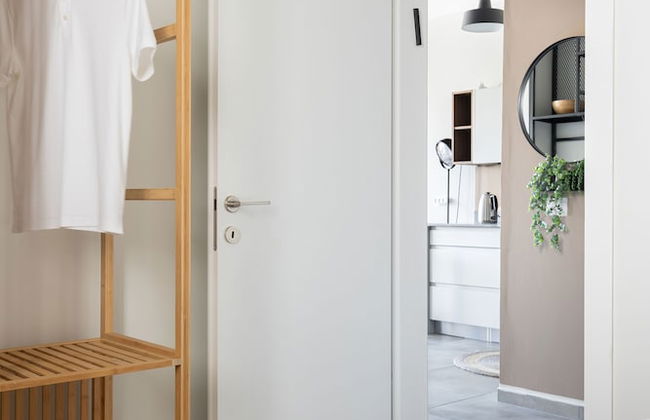 Chic Urban Getaway with Balcony & Mamad by Sea N Rent - Foto 20